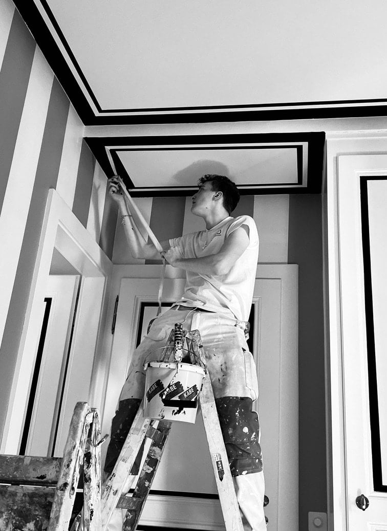 Artisan peintre genève - Homme en train de travailler sur un plafond texturé, image en noir et blanc